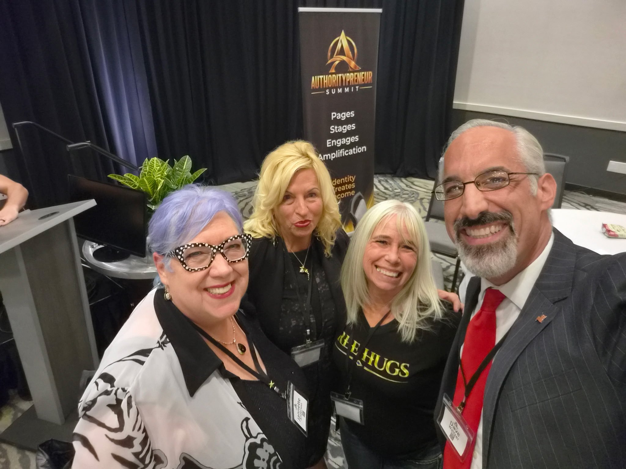 Angel Prater in a group selfie with fellow attendees at the Authoritypreneur Summit